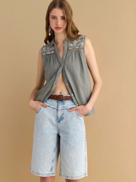 Blue jean ανοιχτόχρωμη βερμούδα, με τετράγωνες τσέπες πίσω, διακοσμητικές ραφές μπροστά με ξεφτάκια  και αποσπώμενη ταμπά ζώνη Attrattivo  