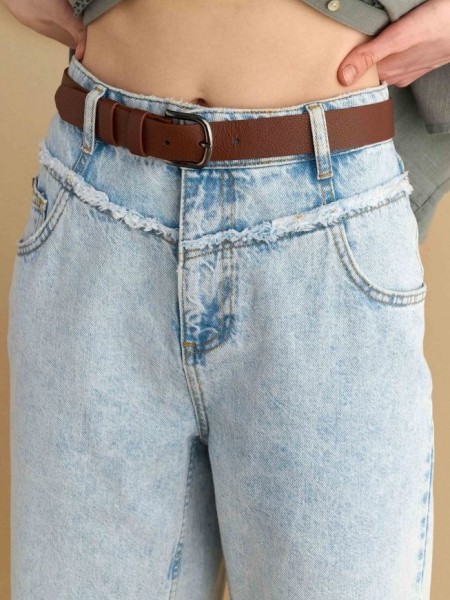 Blue jean ανοιχτόχρωμη βερμούδα, με τετράγωνες τσέπες πίσω, διακοσμητικές ραφές μπροστά με ξεφτάκια  και αποσπώμενη ταμπά ζώνη Attrattivo  