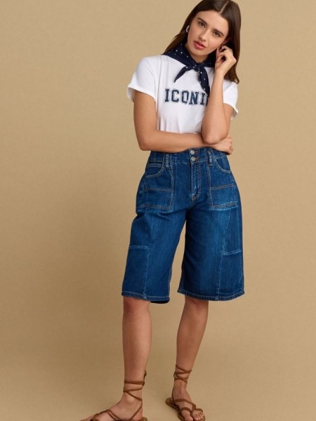 Blue jean ψηλόμεση βερμούδα, με ταμπά διακοσμητικά γαζιά, τετράγωνες σχεδιαστικές τσέπες πίσω, διακοσμητικές ραφές και κλείσιμο με διπλό κουμπί και κρυφό φερμουάρ μπροστά Attrattivo 