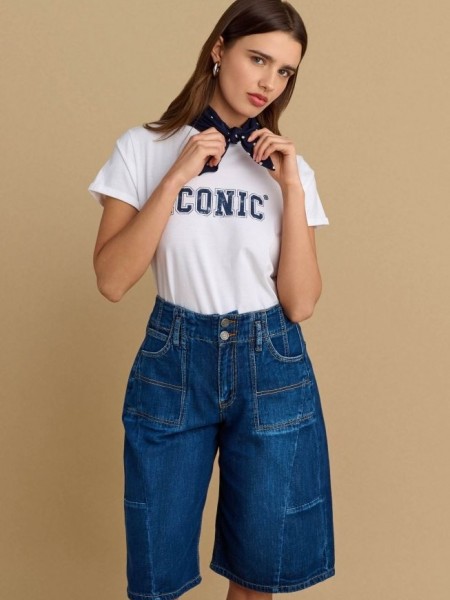 Blue jean ψηλόμεση βερμούδα, με ταμπά διακοσμητικά γαζιά, τετράγωνες σχεδιαστικές τσέπες πίσω, διακοσμητικές ραφές και κλείσιμο με διπλό κουμπί και κρυφό φερμουάρ μπροστά Attrattivo 