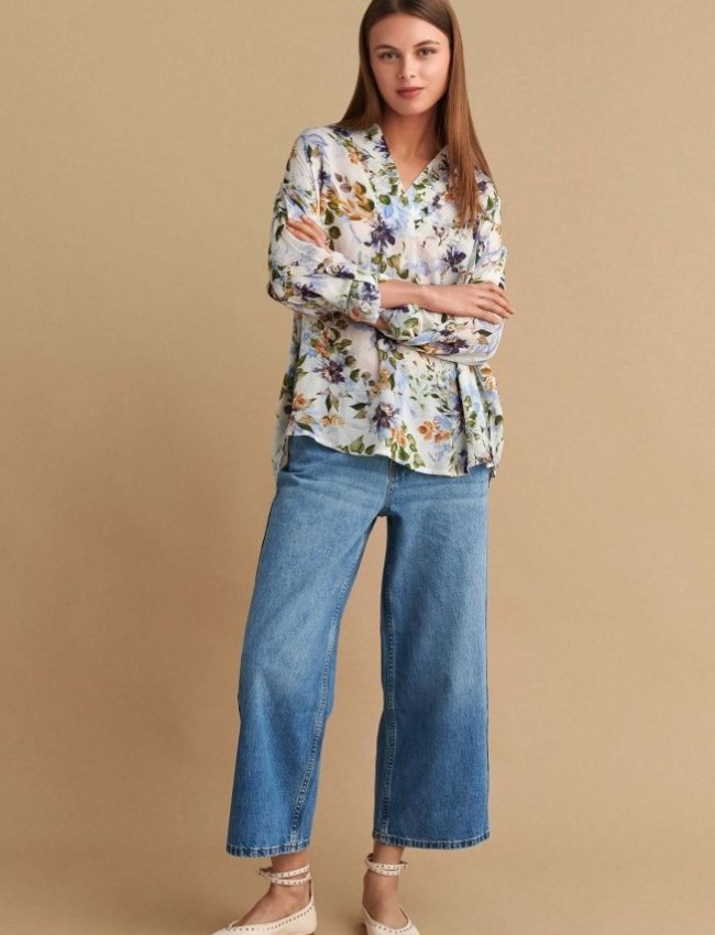 Floral printed εκρού μακρυμάνικη μπλούζα, σε ίσια γραμμή, με V στην πέτο γιακά λαιμόκοψη και ανάποδο κρουαζέ στην πλάτη  Attrattivo 