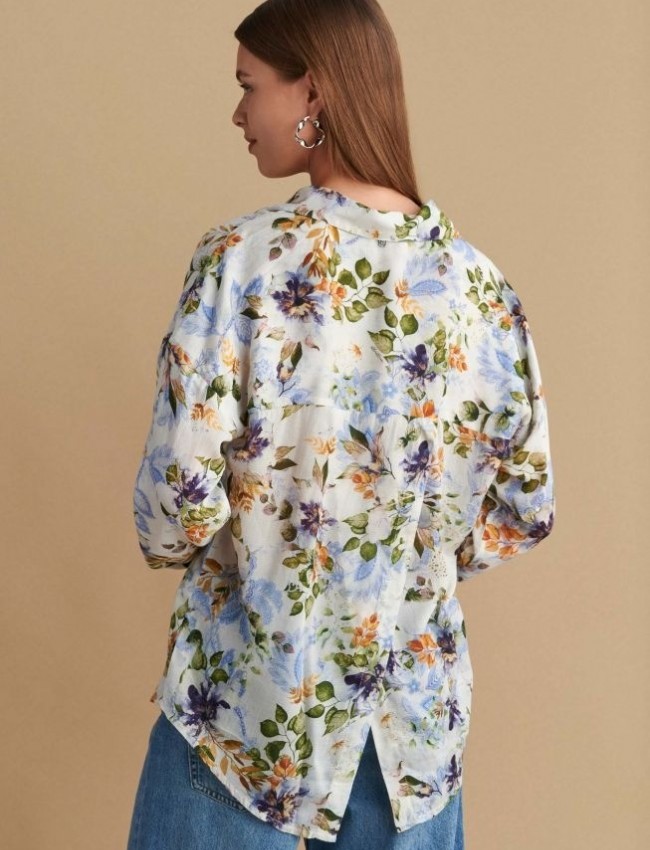 Floral printed εκρού μακρυμάνικη μπλούζα, σε ίσια γραμμή, με V στην πέτο γιακά λαιμόκοψη και ανάποδο κρουαζέ στην πλάτη  Attrattivo 