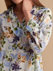 Floral printed εκρού μακρυμάνικη μπλούζα, σε ίσια γραμμή, με V στην πέτο γιακά λαιμόκοψη και ανάποδο κρουαζέ στην πλάτη  Attrattivo 