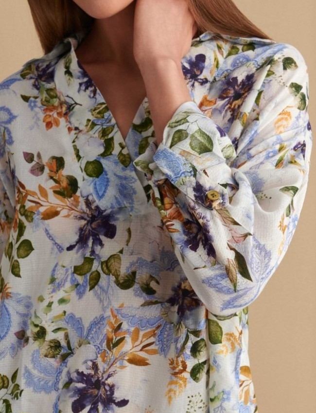 Floral printed εκρού μακρυμάνικη μπλούζα, σε ίσια γραμμή, με V στην πέτο γιακά λαιμόκοψη και ανάποδο κρουαζέ στην πλάτη  Attrattivo 