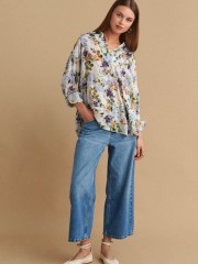 Floral printed εκρού μακρυμάνικη μπλούζα, σε ίσια γραμμή, με V στην πέτο γιακά λαιμόκοψη και ανάποδο κρουαζέ στην πλάτη  Attrattivo 