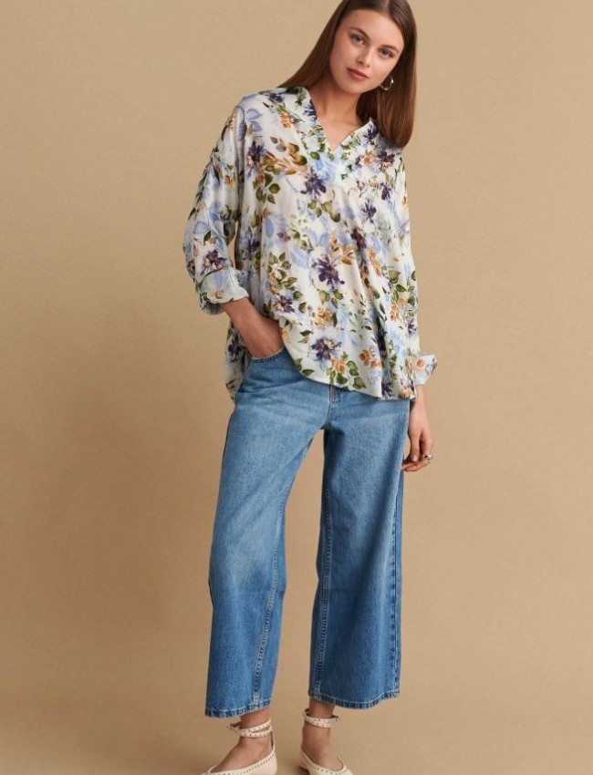 Floral printed εκρού μακρυμάνικη μπλούζα, σε ίσια γραμμή, με V στην πέτο γιακά λαιμόκοψη και ανάποδο κρουαζέ στην πλάτη  Attrattivo 