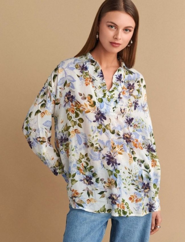 Floral printed εκρού μακρυμάνικη μπλούζα, σε ίσια γραμμή, με V στην πέτο γιακά λαιμόκοψη και ανάποδο κρουαζέ στην πλάτη  Attrattivo 
