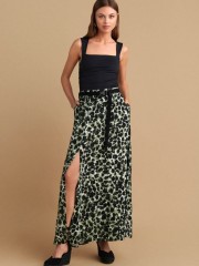 Animal printed χακί maxi ψηλόμεση φούστα, σε Α -γραμμή, με πλαϊνές τσέπες, σκίσιμο μπροστά, κλείσιμο με φερμουάρ πίσω και αποσπώμενη μαύρη ζώνη Attrattivo 