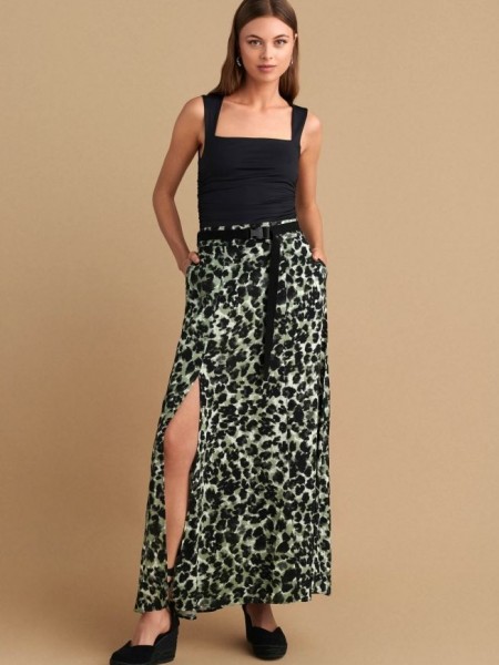 Animal printed χακί maxi ψηλόμεση φούστα, σε Α -γραμμή, με πλαϊνές τσέπες, σκίσιμο μπροστά, κλείσιμο με φερμουάρ πίσω και αποσπώμενη μαύρη ζώνη Attrattivo 