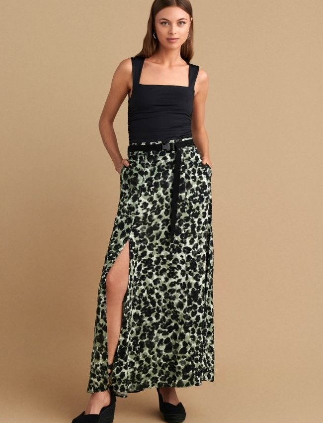 Animal printed χακί maxi ψηλόμεση φούστα, σε Α -γραμμή, με πλαϊνές τσέπες, σκίσιμο μπροστά, κλείσιμο με φερμουάρ πίσω και αποσπώμενη μαύρη ζώνη Attrattivo 