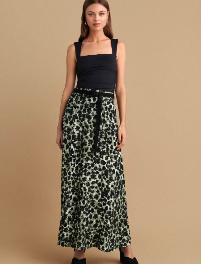 Animal printed χακί maxi ψηλόμεση φούστα, σε Α -γραμμή, με πλαϊνές τσέπες, σκίσιμο μπροστά, κλείσιμο με φερμουάρ πίσω και αποσπώμενη μαύρη ζώνη Attrattivo 