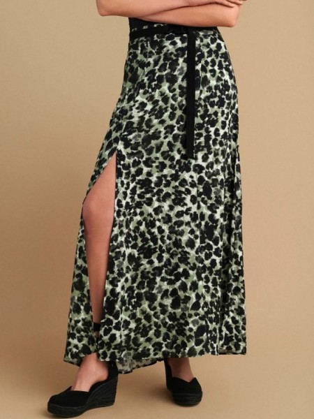 Animal printed χακί maxi ψηλόμεση φούστα, σε Α -γραμμή, με πλαϊνές τσέπες, σκίσιμο μπροστά, κλείσιμο με φερμουάρ πίσω και αποσπώμενη μαύρη ζώνη Attrattivo 