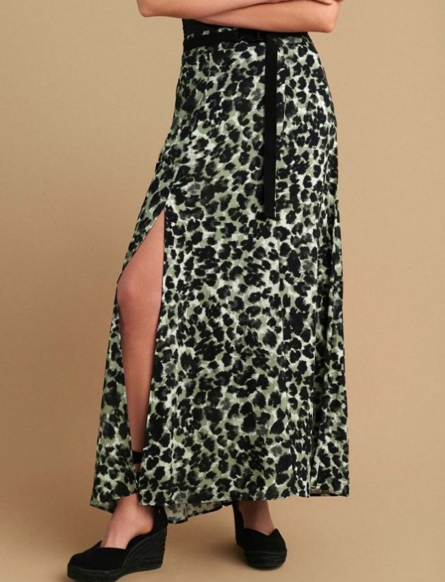 Animal printed χακί maxi ψηλόμεση φούστα, σε Α -γραμμή, με πλαϊνές τσέπες, σκίσιμο μπροστά, κλείσιμο με φερμουάρ πίσω και αποσπώμενη μαύρη ζώνη Attrattivo 