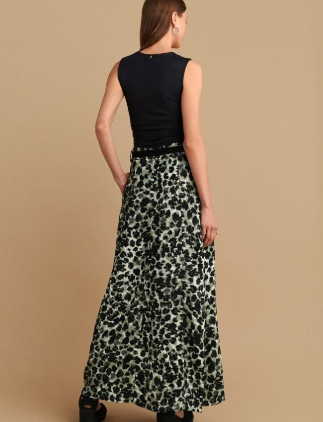 Animal printed χακί maxi ψηλόμεση φούστα, σε Α -γραμμή, με πλαϊνές τσέπες, σκίσιμο μπροστά, κλείσιμο με φερμουάρ πίσω και αποσπώμενη μαύρη ζώνη Attrattivo 