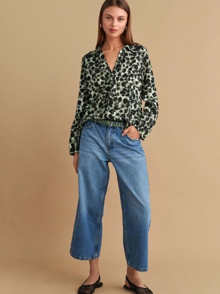 Animal printed χακί μακρυμάνικη μπλούζα, σε ίσια γραμμή και V στην πέτο γιακά λαιμόκοψη Attrattivo 