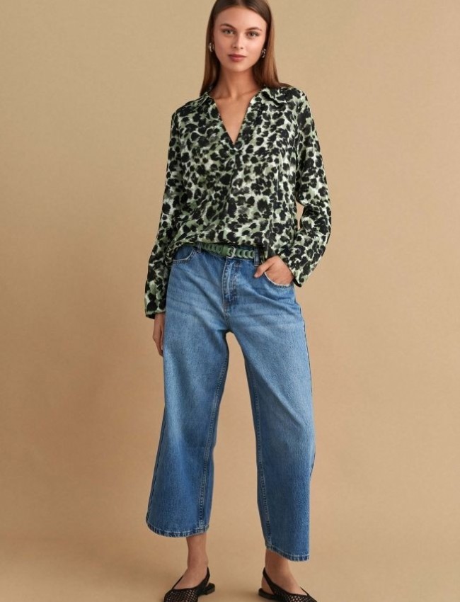 Animal printed χακί μακρυμάνικη μπλούζα, σε ίσια γραμμή και V στην πέτο γιακά λαιμόκοψη Attrattivo 