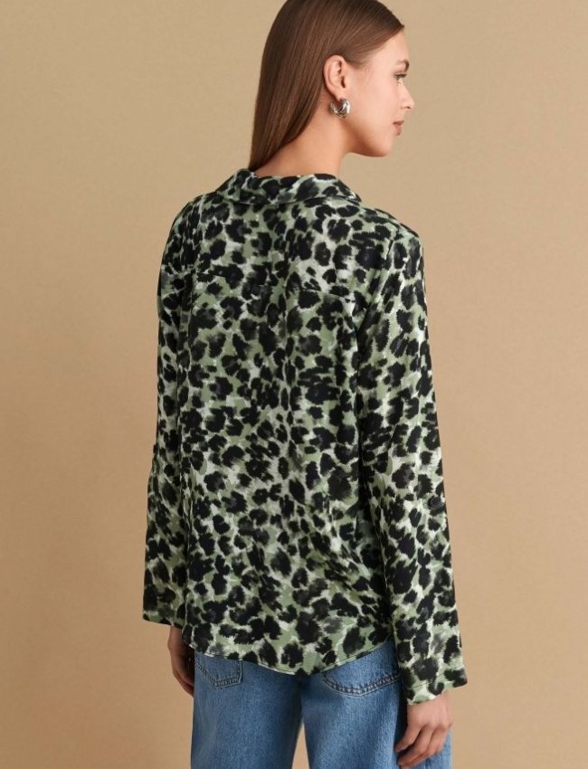 Animal printed χακί μακρυμάνικη μπλούζα, σε ίσια γραμμή και V στην πέτο γιακά λαιμόκοψη Attrattivo 