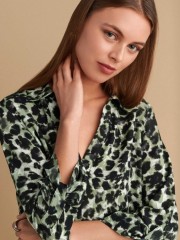 Animal printed χακί μακρυμάνικη μπλούζα, σε ίσια γραμμή και V στην πέτο γιακά λαιμόκοψη Attrattivo 