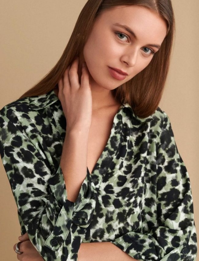 Animal printed χακί μακρυμάνικη μπλούζα, σε ίσια γραμμή και V στην πέτο γιακά λαιμόκοψη Attrattivo 