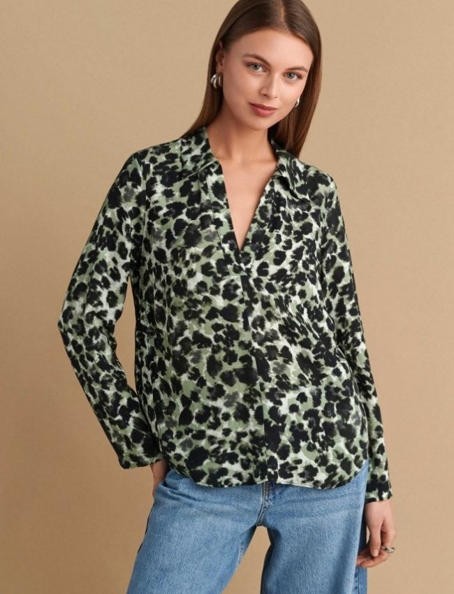 Animal printed χακί μακρυμάνικη μπλούζα, σε ίσια γραμμή και V στην πέτο γιακά λαιμόκοψη Attrattivo 