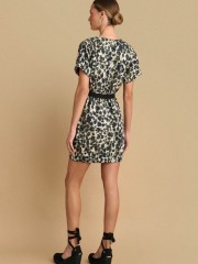 Animal printed χακί κοντομάνικο κοντό φόρεμα, σε ίσια γραμμή, κλειστή στρογγυλή λαιμόκοψη με άνοιγμα, τετράγωνες εξωτερικές τσέπες, λάστιχο στα τελειώματα και αποσπώμενη μαύρη υφασμάτινη ζώνη Attrattivo 