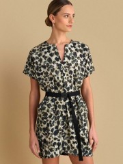 Animal printed χακί κοντομάνικο κοντό φόρεμα, σε ίσια γραμμή, κλειστή στρογγυλή λαιμόκοψη με άνοιγμα, τετράγωνες εξωτερικές τσέπες, λάστιχο στα τελειώματα και αποσπώμενη μαύρη υφασμάτινη ζώνη Attrattivo 