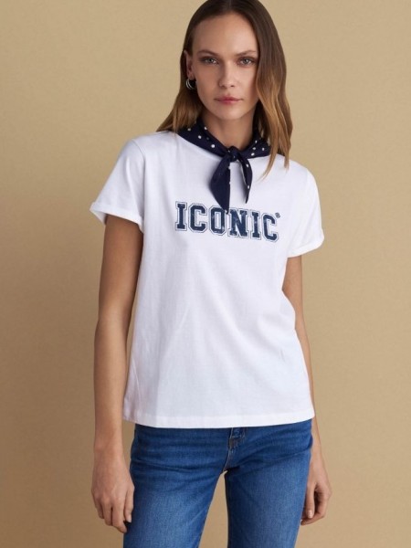 Λευκό βαμβακερό κοντομάνικο t-shirt, με κλειστή στρογγυλή λαιμόκοψη και τύπωμα "Iconic" Attrattivo 