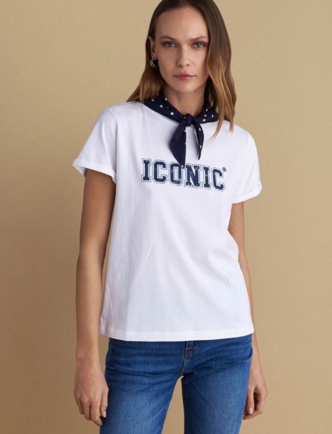 Λευκό βαμβακερό κοντομάνικο t-shirt, με κλειστή στρογγυλή λαιμόκοψη και τύπωμα "Iconic" Attrattivo 