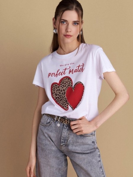 Λευκό βαμβακερό κοντομάνικο t-shirt, με κλειστή στρογγυλή λαιμόκοψη, με μπροστινό τύπωμα animal κόκκινες καρδίες και λογότυπο "We are the perfect match" Attrattivo   