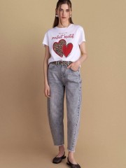 Λευκό βαμβακερό κοντομάνικο t-shirt, με κλειστή στρογγυλή λαιμόκοψη, με μπροστινό τύπωμα animal κόκκινες καρδίες και λογότυπο "We are the perfect match" Attrattivo   