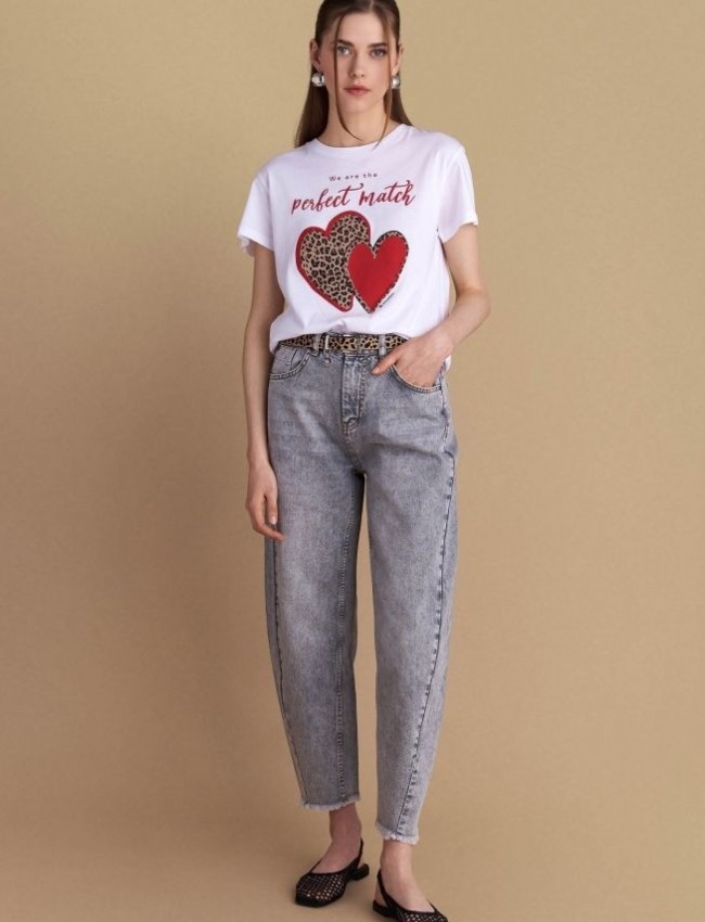 Λευκό βαμβακερό κοντομάνικο t-shirt, με κλειστή στρογγυλή λαιμόκοψη, με μπροστινό τύπωμα animal κόκκινες καρδίες και λογότυπο "We are the perfect match" Attrattivo   
