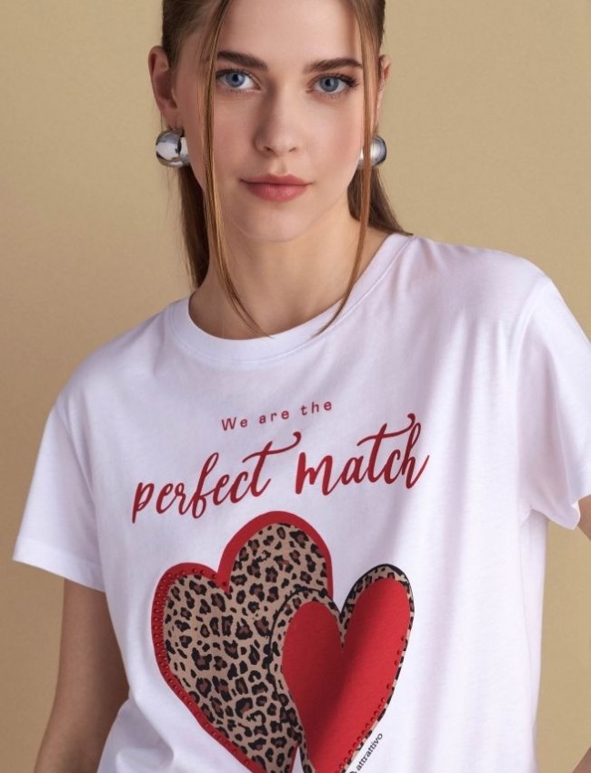 Λευκό βαμβακερό κοντομάνικο t-shirt, με κλειστή στρογγυλή λαιμόκοψη, με μπροστινό τύπωμα animal κόκκινες καρδίες και λογότυπο "We are the perfect match" Attrattivo   