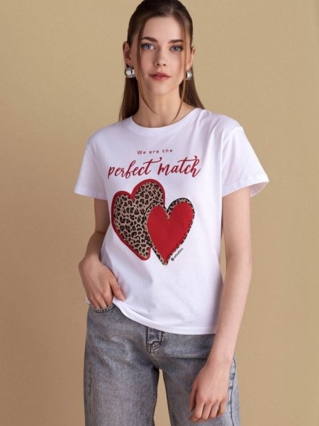 Λευκό βαμβακερό κοντομάνικο t-shirt, με κλειστή στρογγυλή λαιμόκοψη, με μπροστινό τύπωμα animal κόκκινες καρδίες και λογότυπο "We are the perfect match" Attrattivo   