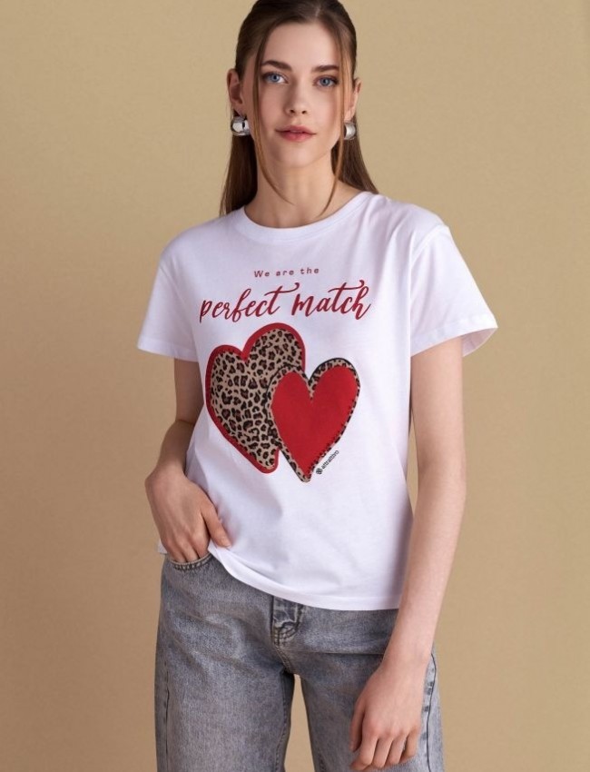 Λευκό βαμβακερό κοντομάνικο t-shirt, με κλειστή στρογγυλή λαιμόκοψη, με μπροστινό τύπωμα animal κόκκινες καρδίες και λογότυπο "We are the perfect match" Attrattivo   