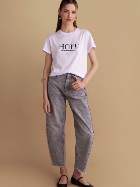 Λευκό βαμβακερό κοντομάνικο t-shirt, με κλειστή στρογγυλή λαιμόκοψη και και κεντημένο τύπωμα με strass "HOPE, Have Only positive Expectations" Attrattivo 