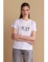 Λευκό βαμβακερό κοντομάνικο t-shirt, με κλειστή στρογγυλή λαιμόκοψη και και κεντημένο τύπωμα με strass "HOPE, Have Only positive Expectations" Attrattivo 