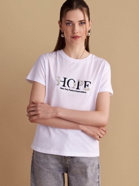 Λευκό βαμβακερό κοντομάνικο t-shirt, με κλειστή στρογγυλή λαιμόκοψη και και κεντημένο τύπωμα με strass "HOPE, Have Only positive Expectations" Attrattivo 