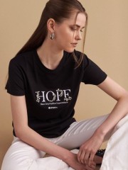 Μαύρο βαμβακερό κοντομάνικο t-shirt, με κλειστή στρογγυλή λαιμόκοψη και και κεντημένο τύπωμα με strass "HOPE, Have Only positive Expectations" Attrattivo 