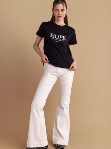 Μαύρο βαμβακερό κοντομάνικο t-shirt, με κλειστή στρογγυλή λαιμόκοψη και και κεντημένο τύπωμα με strass "HOPE, Have Only positive Expectations" Attrattivo 