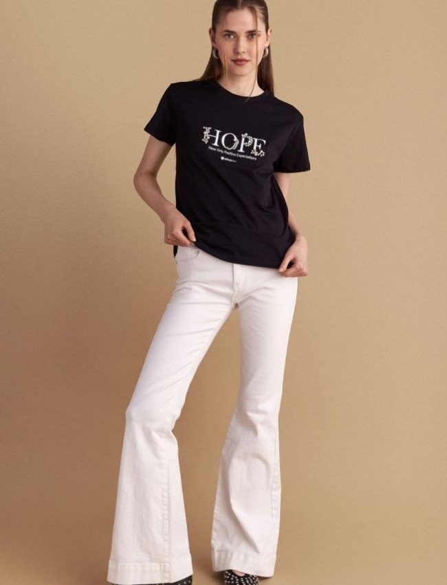 Μαύρο βαμβακερό κοντομάνικο t-shirt, με κλειστή στρογγυλή λαιμόκοψη και και κεντημένο τύπωμα με strass "HOPE, Have Only positive Expectations" Attrattivo 