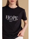Μαύρο βαμβακερό κοντομάνικο t-shirt, με κλειστή στρογγυλή λαιμόκοψη και και κεντημένο τύπωμα με strass "HOPE, Have Only positive Expectations" Attrattivo 