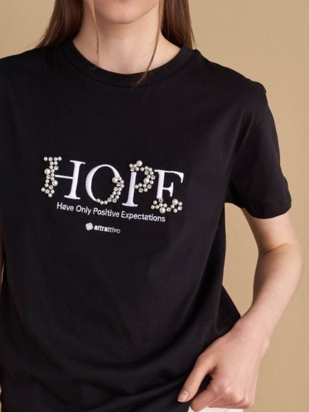 Μαύρο βαμβακερό κοντομάνικο t-shirt, με κλειστή στρογγυλή λαιμόκοψη και και κεντημένο τύπωμα με strass "HOPE, Have Only positive Expectations" Attrattivo 