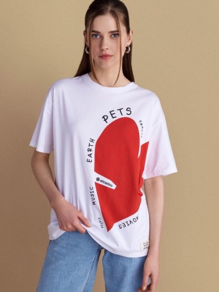 Λευκό βαμβακερό κοντομάνικο T-shirt, σε ίσια γραμμή, με κλειστή στρογγυλή λαιμόκοψη, με μπροστινό τύπωμα κόκκινη καρδιά και λογότυπο "People, music, earth, pets, snacks, movies"Attrattivo 