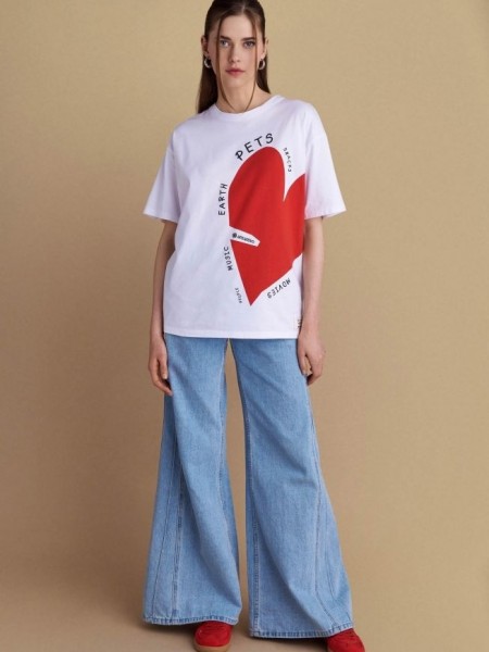 Λευκό βαμβακερό κοντομάνικο T-shirt, σε ίσια γραμμή, με κλειστή στρογγυλή λαιμόκοψη, με μπροστινό τύπωμα κόκκινη καρδιά και λογότυπο "People, music, earth, pets, snacks, movies"Attrattivo 