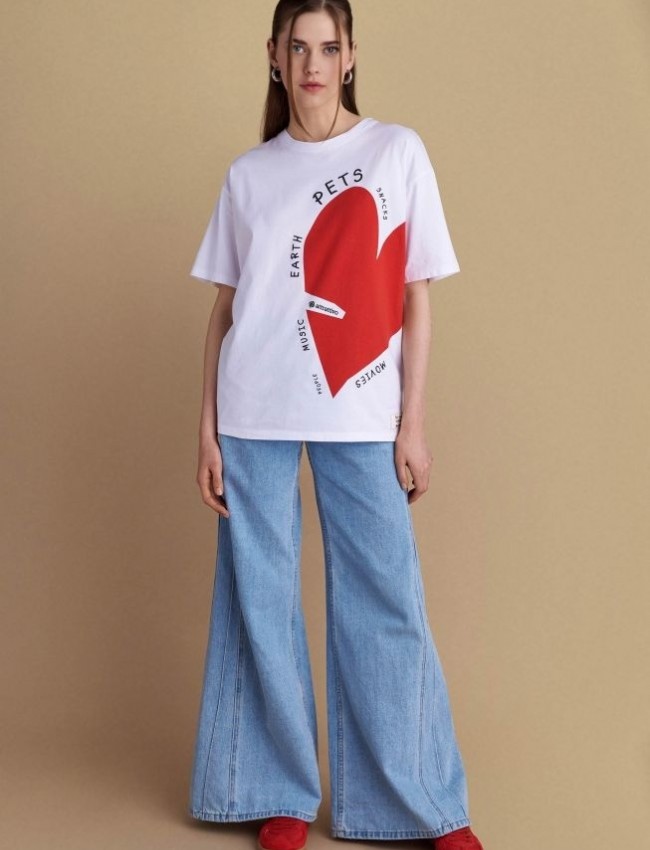 Λευκό βαμβακερό κοντομάνικο T-shirt, σε ίσια γραμμή, με κλειστή στρογγυλή λαιμόκοψη, με μπροστινό τύπωμα κόκκινη καρδιά και λογότυπο "People, music, earth, pets, snacks, movies"Attrattivo 