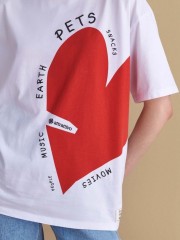 Λευκό βαμβακερό κοντομάνικο T-shirt, σε ίσια γραμμή, με κλειστή στρογγυλή λαιμόκοψη, με μπροστινό τύπωμα κόκκινη καρδιά και λογότυπο "People, music, earth, pets, snacks, movies"Attrattivo 