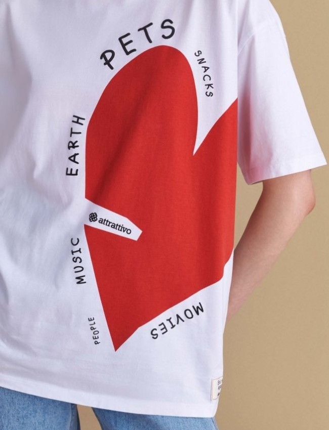 Λευκό βαμβακερό κοντομάνικο T-shirt, σε ίσια γραμμή, με κλειστή στρογγυλή λαιμόκοψη, με μπροστινό τύπωμα κόκκινη καρδιά και λογότυπο "People, music, earth, pets, snacks, movies"Attrattivo 