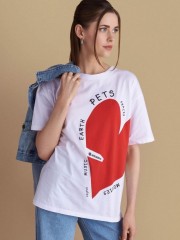 Λευκό βαμβακερό κοντομάνικο T-shirt, σε ίσια γραμμή, με κλειστή στρογγυλή λαιμόκοψη, με μπροστινό τύπωμα κόκκινη καρδιά και λογότυπο "People, music, earth, pets, snacks, movies"Attrattivo 