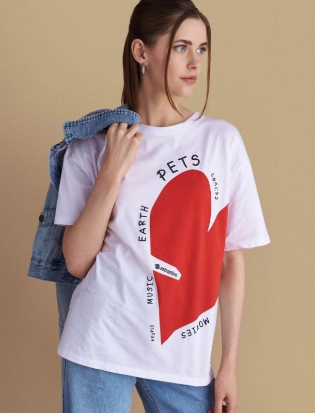 Λευκό βαμβακερό κοντομάνικο T-shirt, σε ίσια γραμμή, με κλειστή στρογγυλή λαιμόκοψη, με μπροστινό τύπωμα κόκκινη καρδιά και λογότυπο "People, music, earth, pets, snacks, movies"Attrattivo 