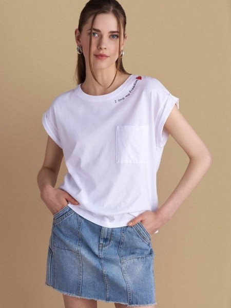 Λευκό βαμβακερό κοντομάνικο t-shirt, με κλειστή στρογγυλή λαιμόκοψη, σε τετράγωνη γραμμή, με τετράγωνη τσέπη μπροστά και κεντημένο λογότυπο "I love my freedom"Attrattivo  